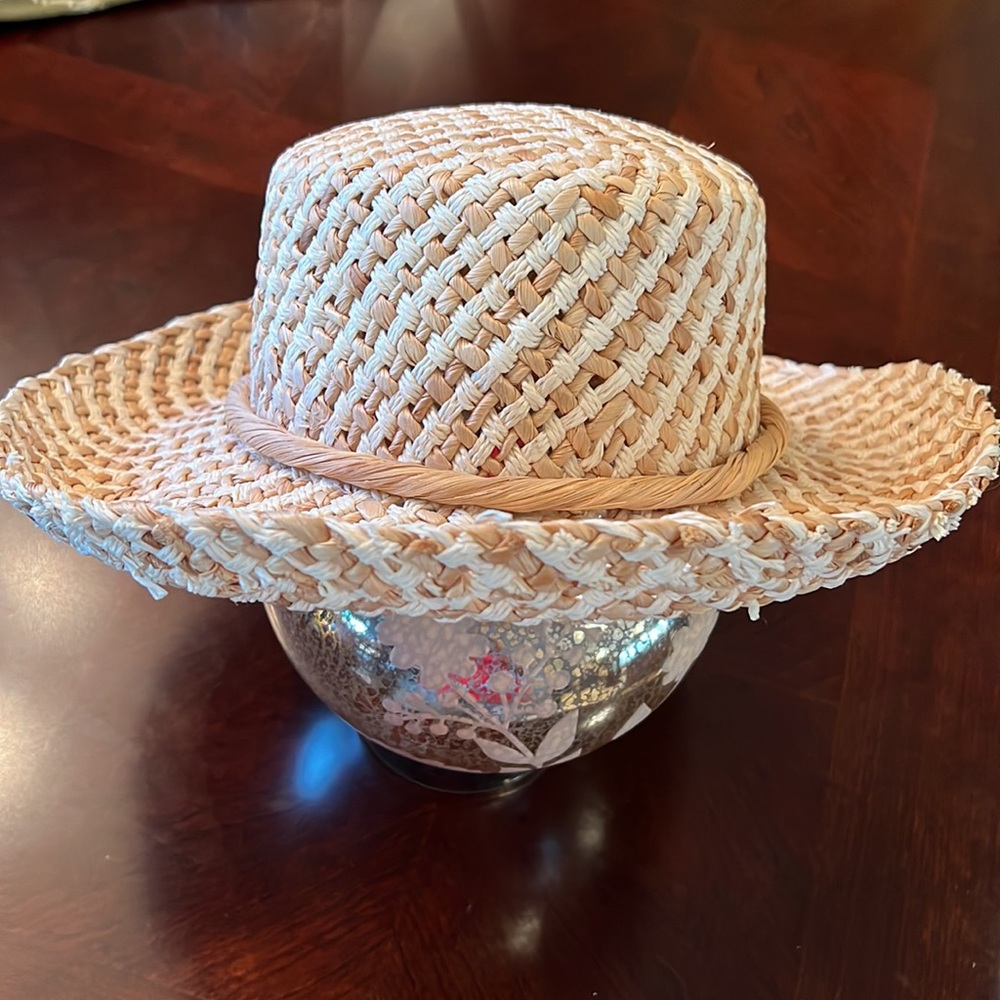 Gorgeous summer straw like hat with white flowers like new - Picture 6 of 17